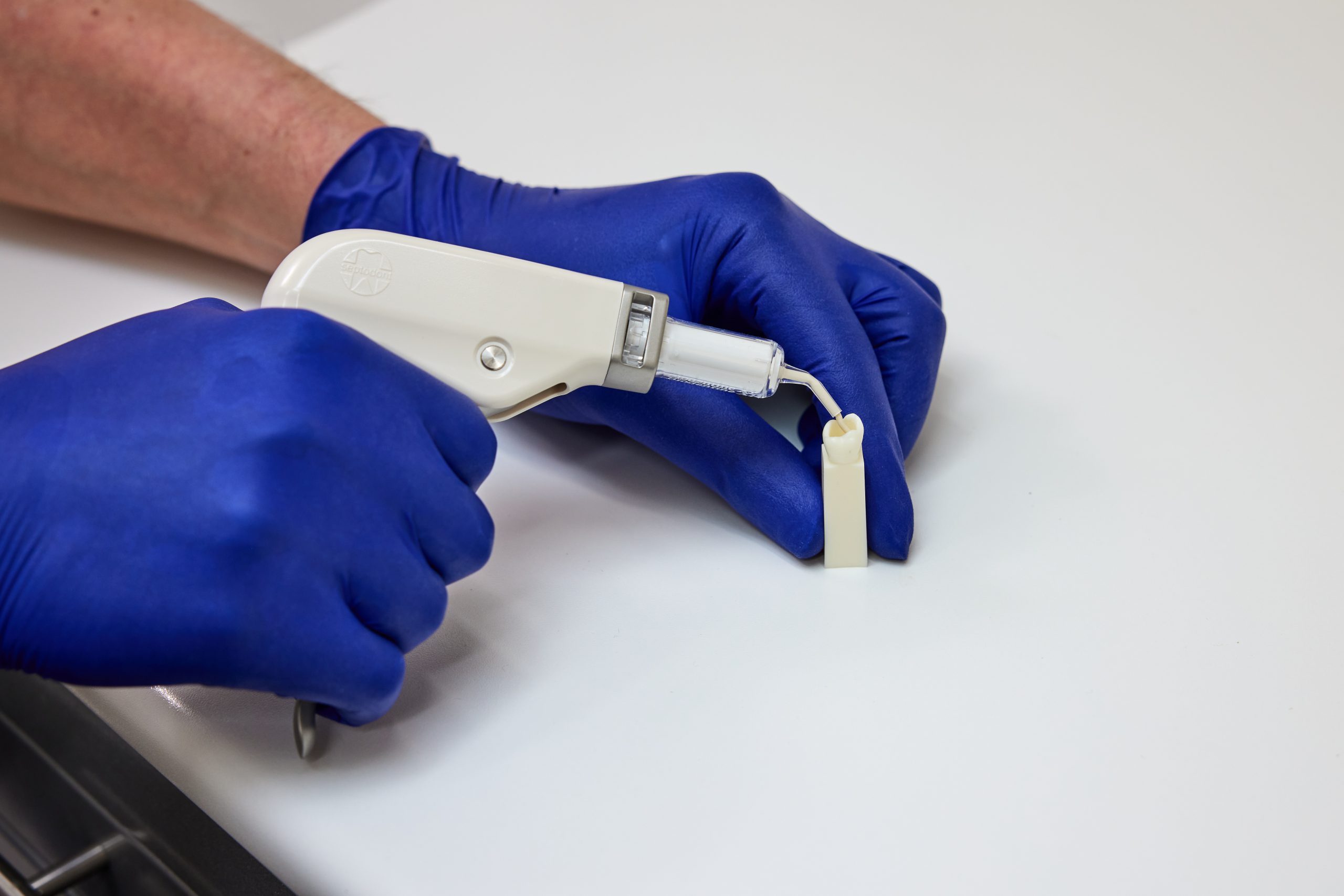 Auftragen von Biodentine mittels Biodentine XP Applikationspistole